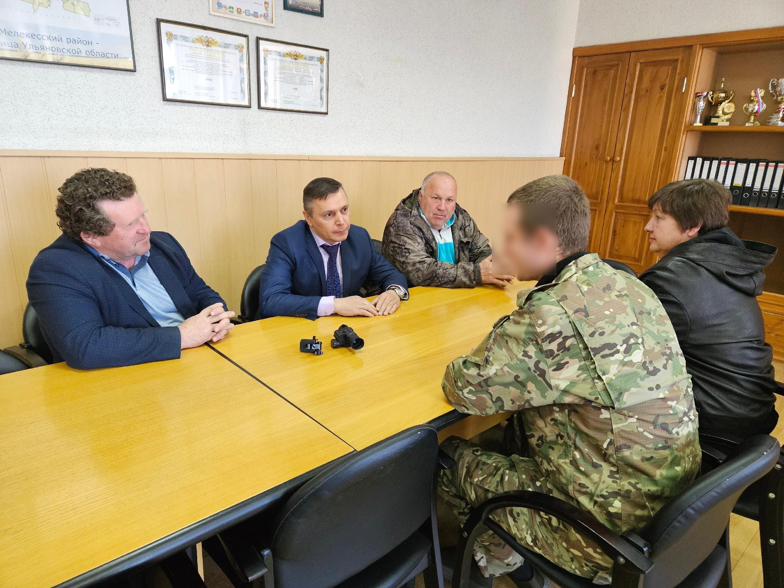 Сегодня глава администрации Мелекесского района Михаил Сенюта встретился с нашим воином.