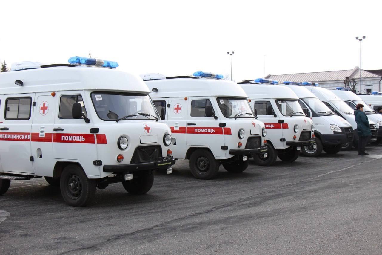 Алексей Русских вручил ключи от автомобилей скорой медицинской помощи руководителям 12 учреждений здравоохранения Ульяновской области.