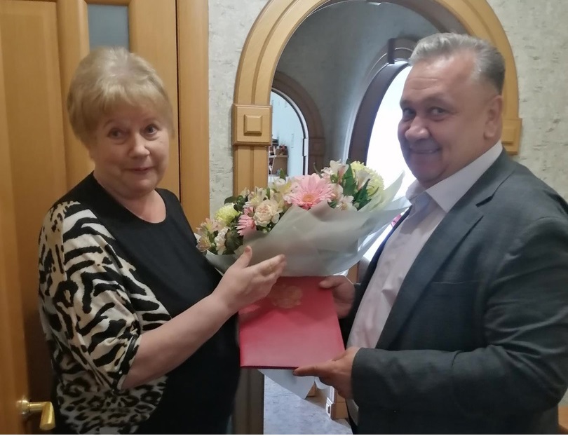Сегодня глава администрации Мелекесского района Сергей Сандрюков поздравил с прошедшим Днём Рождения - Ермакову Любовь Николаевну.