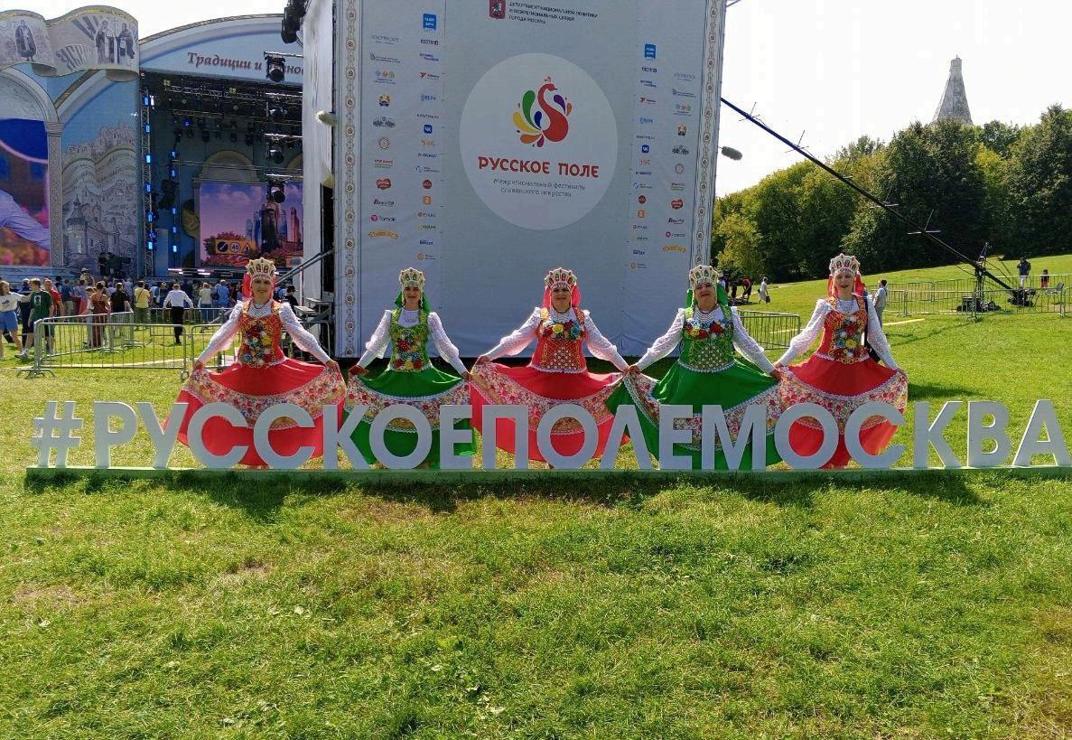 Ансамбль народной песни «Росинка» приняли участие на XII межрегиональном творческом фестивале славянского искусства «Русское поле» в Москве.