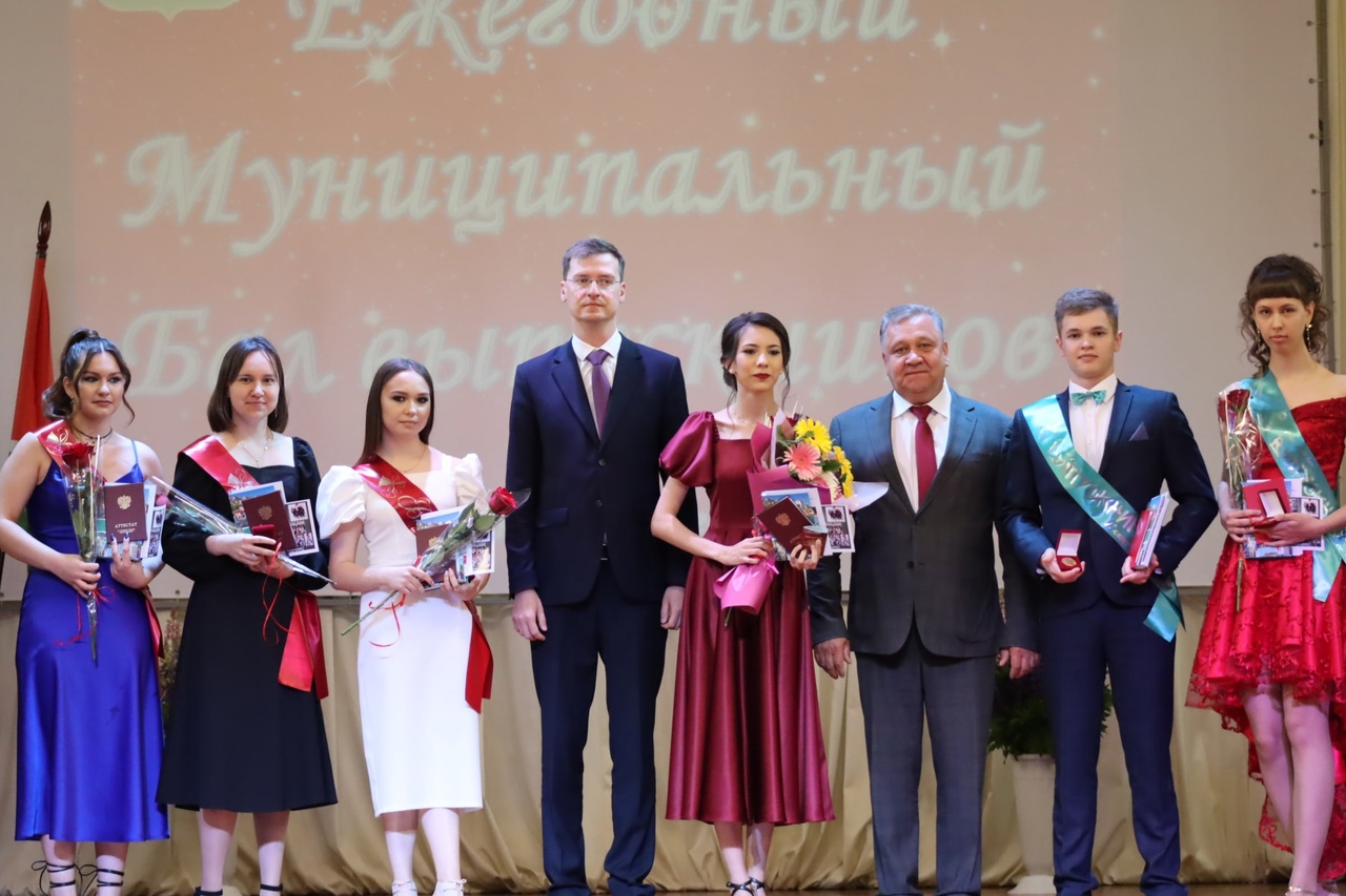 Сегодня состоялось торжественное вручение аттестатов выпускникам 11-х классов Мелекесского района.