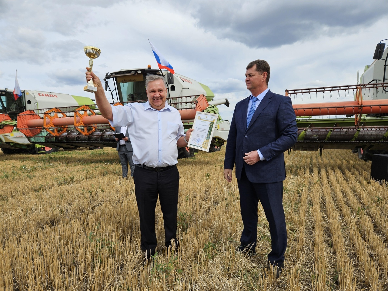 Аграрии Мелекесского района намолотили первые 200 тысяч тонн зерна.
