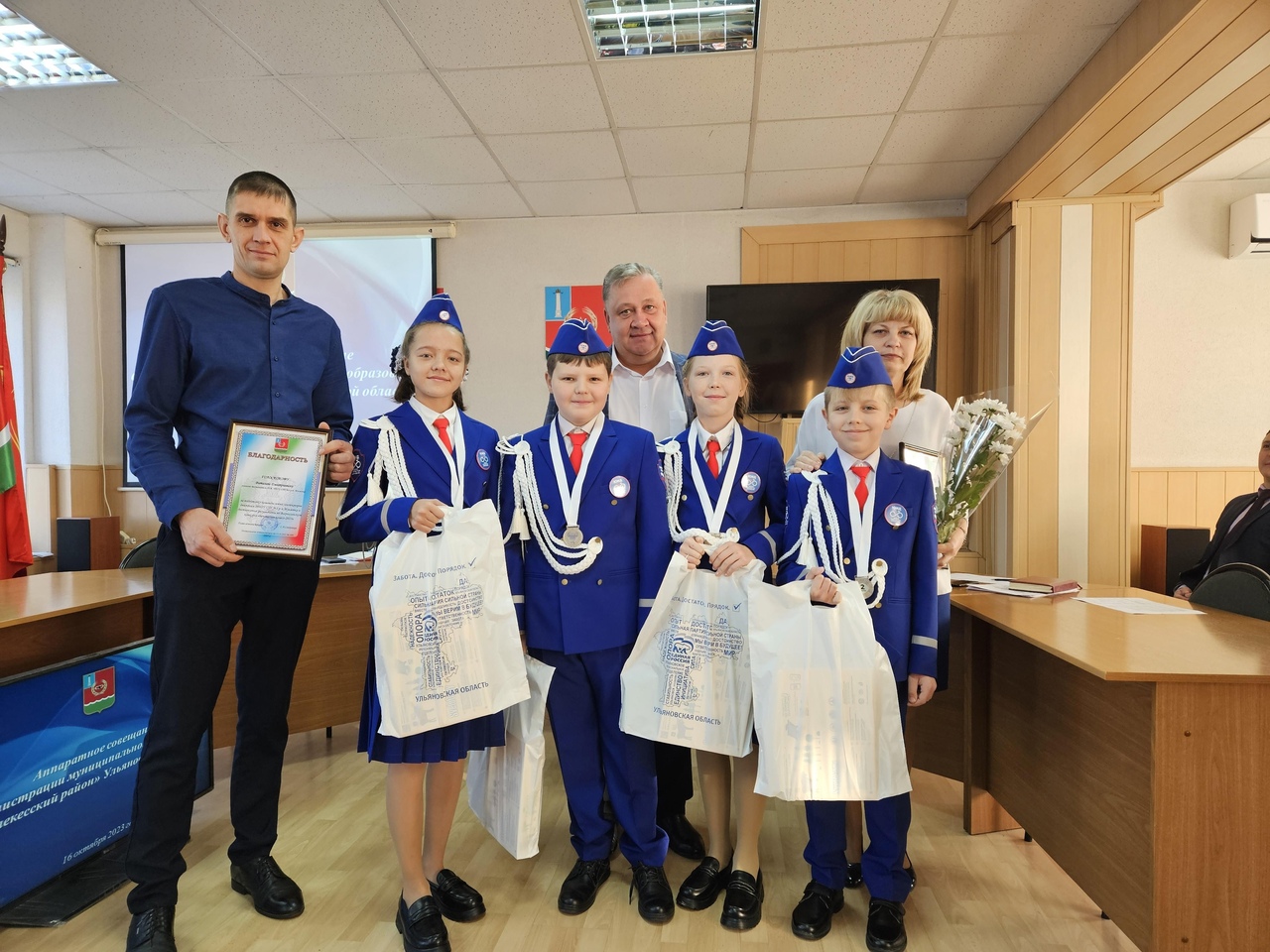Сегодня на аппаратном совещании с большим удовольствием поздравили команду юных инспекторов движения средней школы №1 Мулловки.