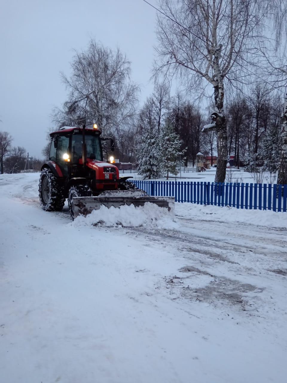 Ведется уборка от снега.