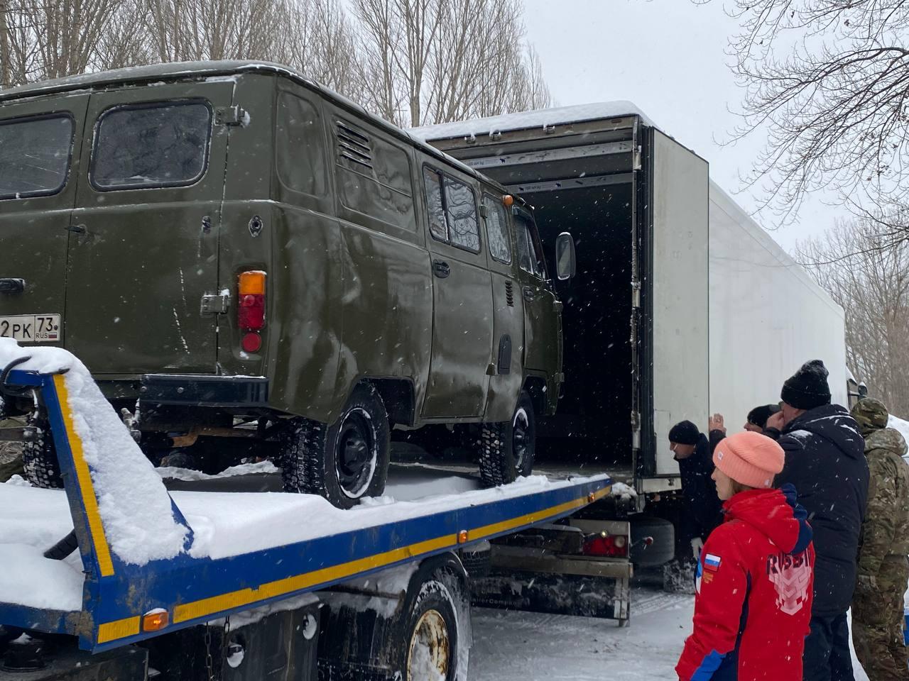 Погрузка гуманитарной помощи.