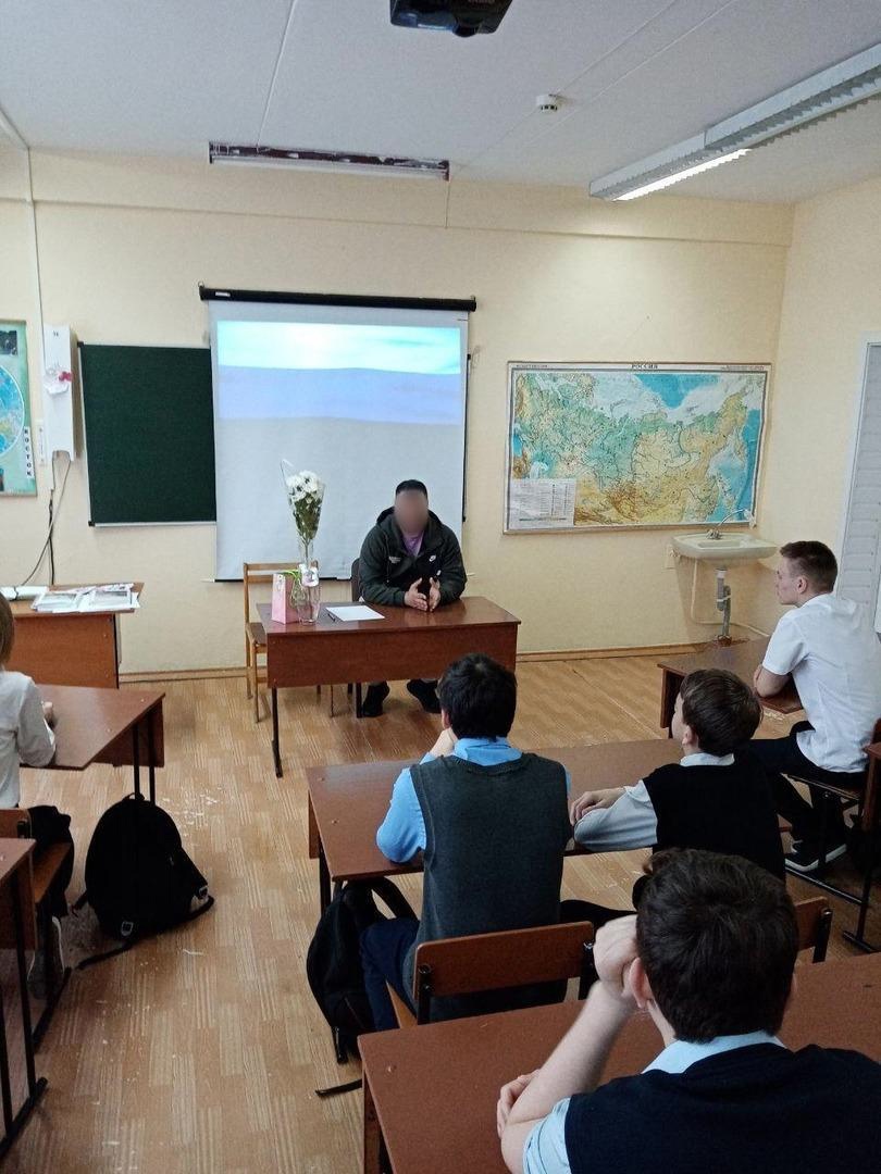 22 марта в школе №2 Новой Майны прошёл классный час с участником специальной военной операции.