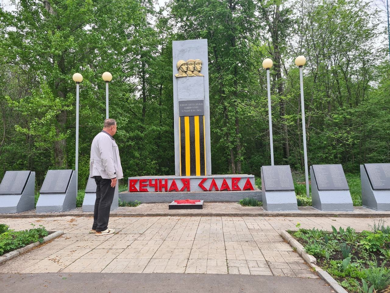 Сегодня глава администрации Мелекесского района Сергей Сандрюков посетил памятники в честь воинов, павших в годы Великой Отечественной войны.