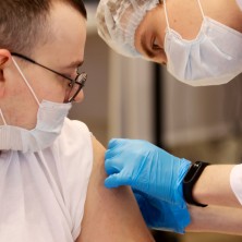 Вирусолог рассказал о возможности прививки защитить от штамма «Кентавр».