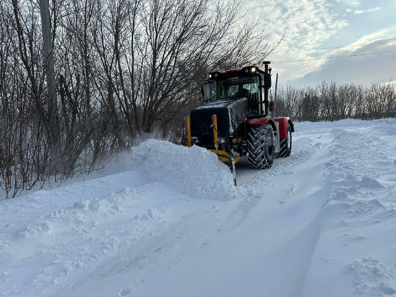 Ведется расчистка дорог после обильных снегопадов..