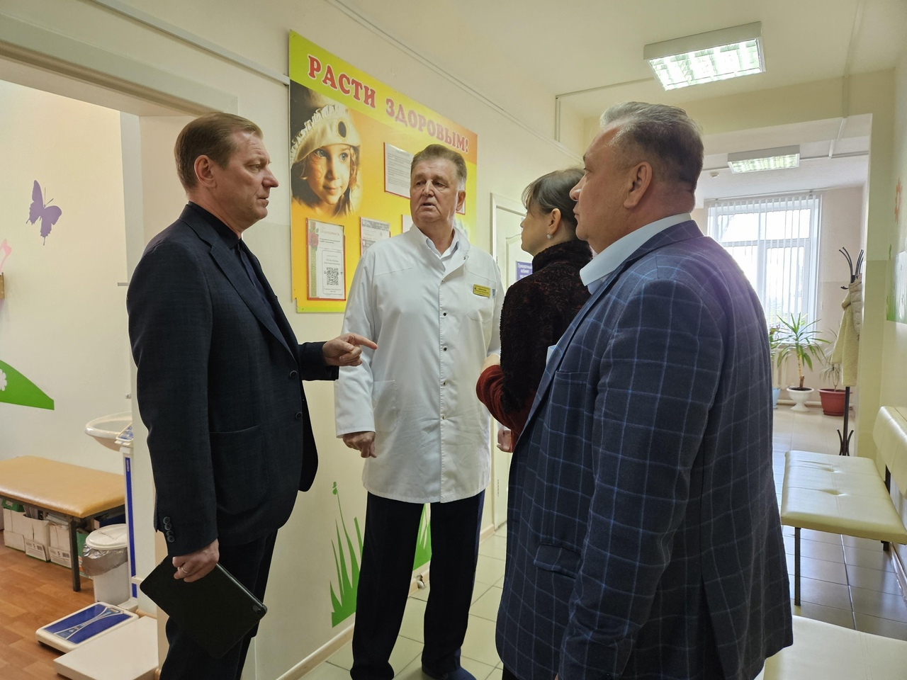 Сегодня с рабочим визитом Мелекесский район посетили председатель правительства Владимир Разумков и министр здравоохранения Ульяновской области Олеся Колотик-Каменева.