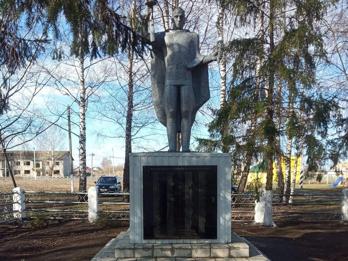 Памятник – скульптура воина, 1970 год.