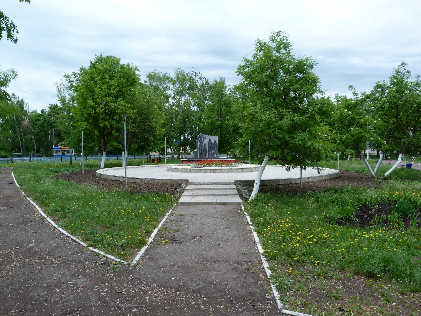 Памятник-барельеф труженикам тыла в Великой Отечественной Войне, 2010 год.