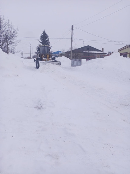 В Мелекесском районе ведется расчистка дорог после снегопада.